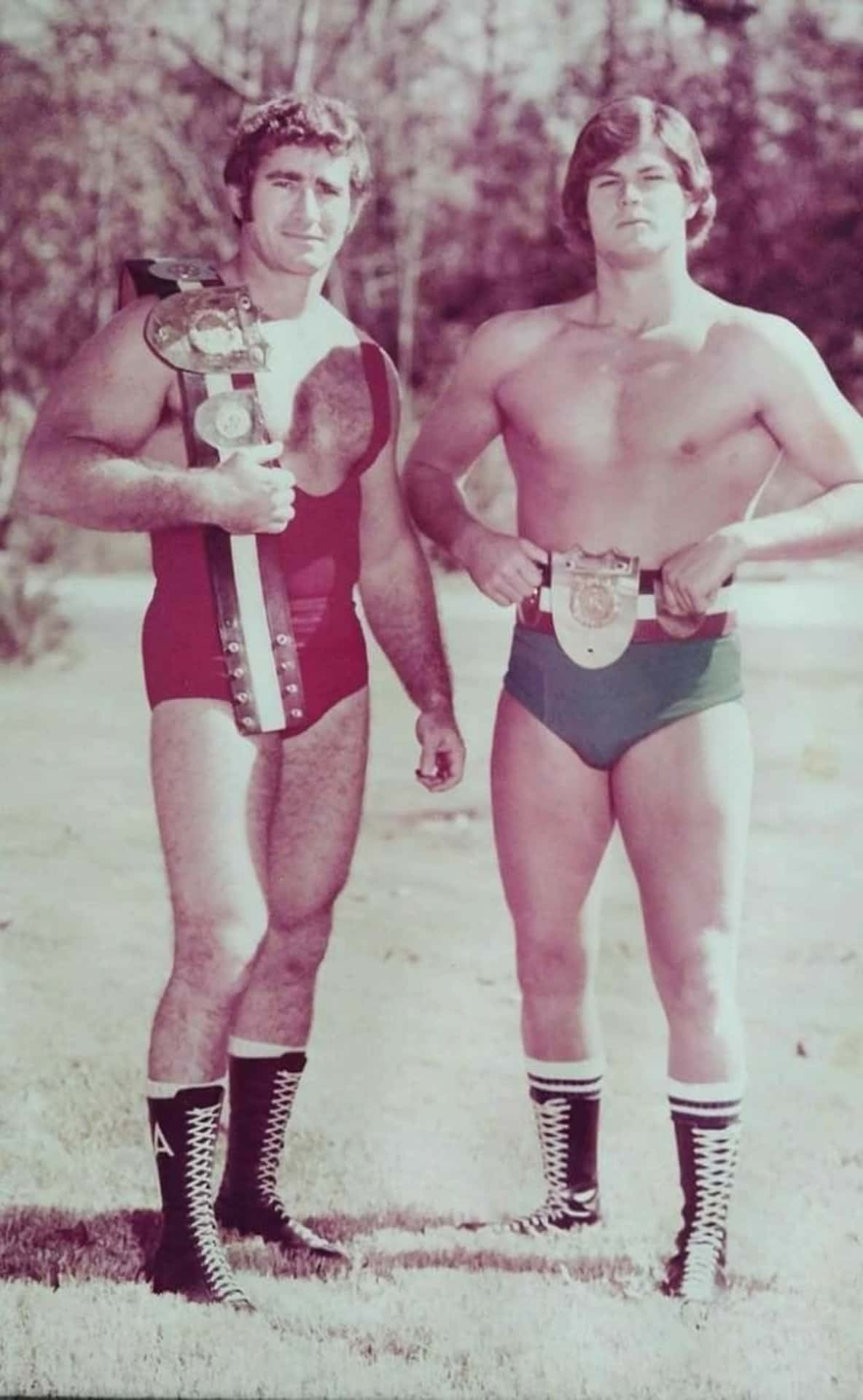 Luchadoresbob Armstrong Y Robert Fuller En Una Fotografía Completa De Época. Fondo de pantalla