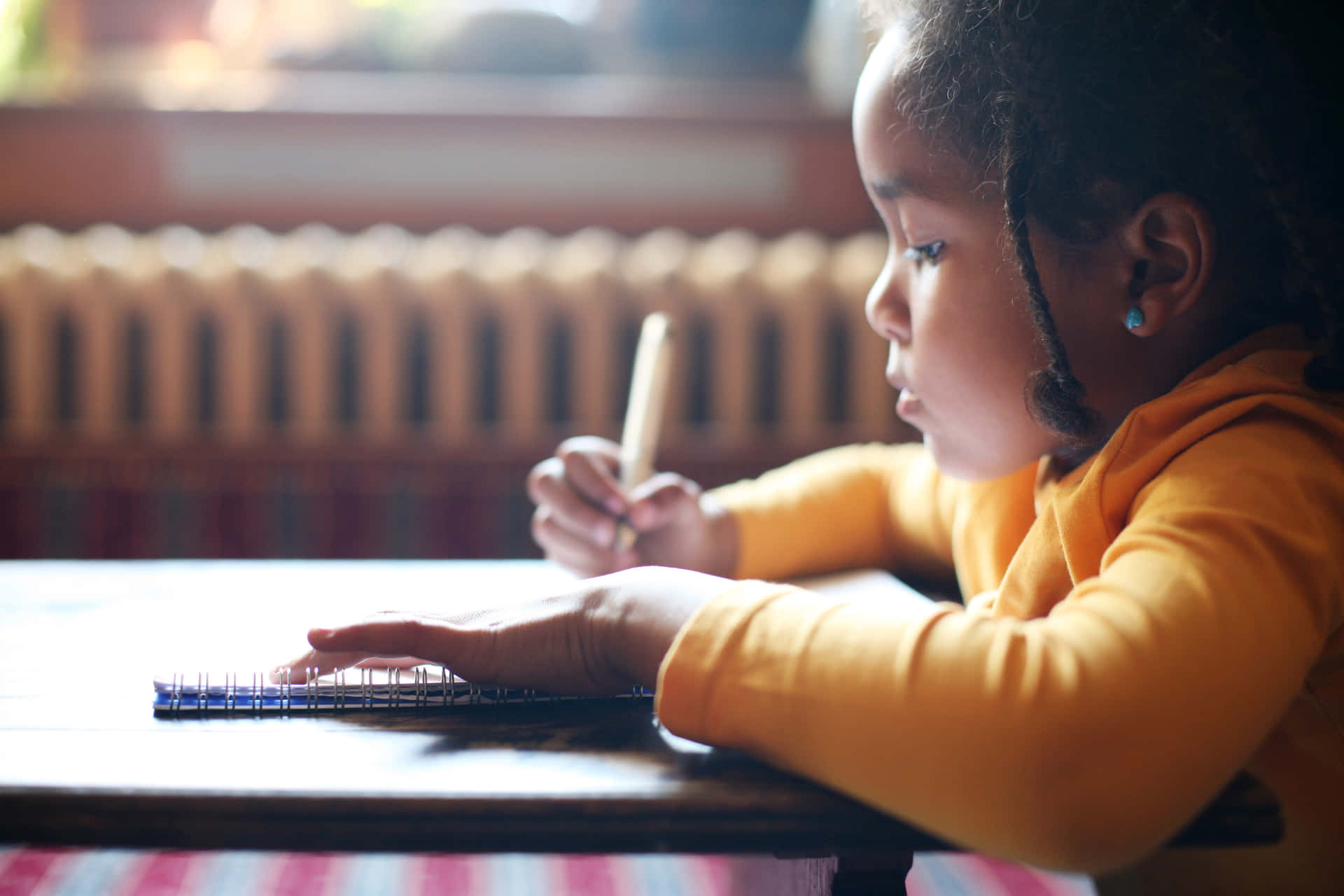 Unaniña Pequeña Está Escribiendo En Un Escritorio