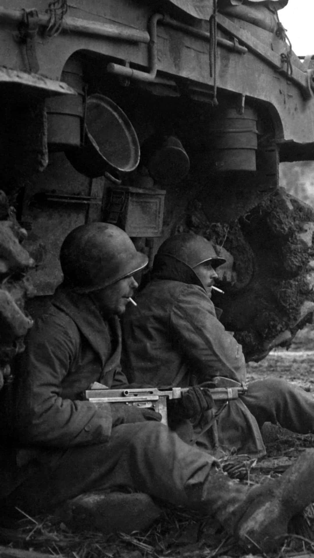 Soldatidella Seconda Guerra Mondiale Seduti Su Iphone In Bianco E Nero. Sfondo