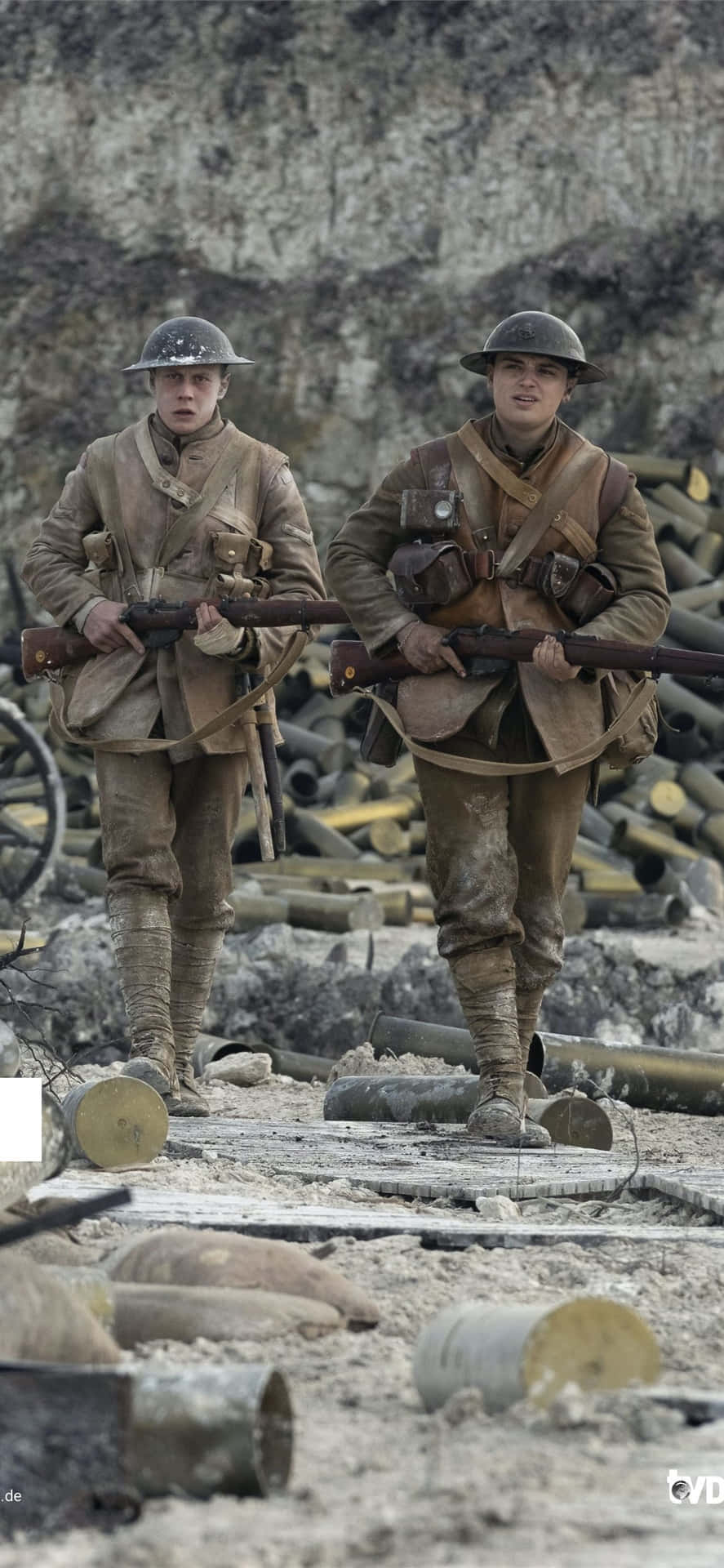 Soldadosde La Segunda Guerra Mundial Sosteniendo Rifles De Francotirador En El Iphone Fondo de pantalla