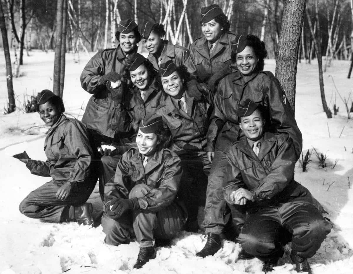 Engrupp Kvinnor I Militära Uniformer Poserar I Snön