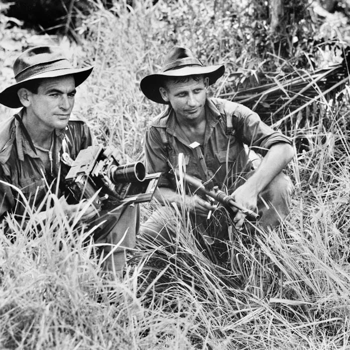 Zweimarinesoldaten Auf Der Insel Iwo Jima Hissen Während Eines Der Ikonischsten Momente Des Zweiten Weltkriegs Die Amerikanische Flagge.