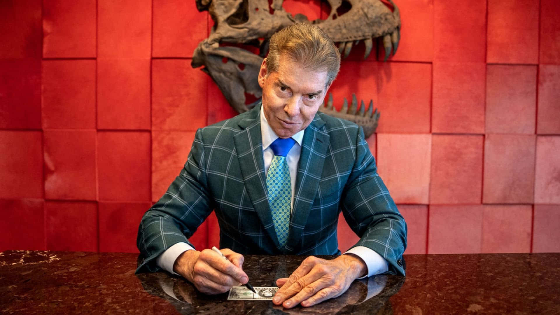 CEV CEOs Vince McMahon signerer et check tapet Wallpaper