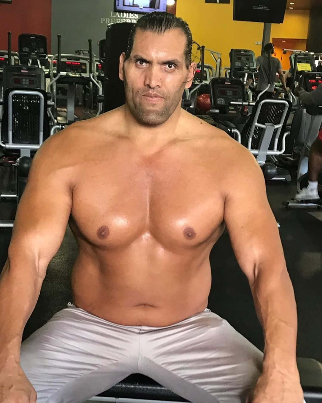 WWE Indisk Wrestler The Great Khali på et gym foto tapet Wallpaper