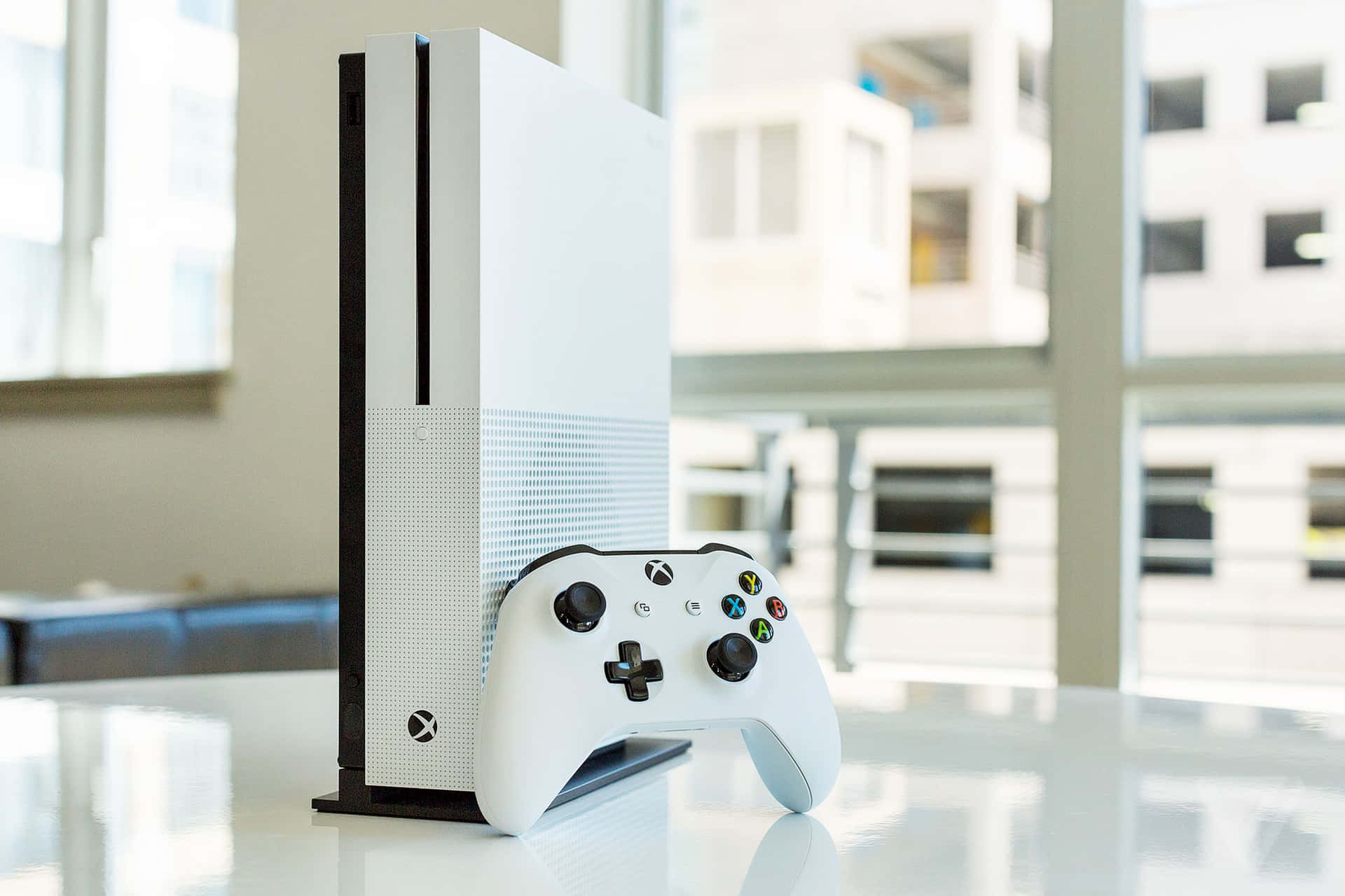 Unaconsole Xbox One Bianca Posizionata Su Un Tavolo