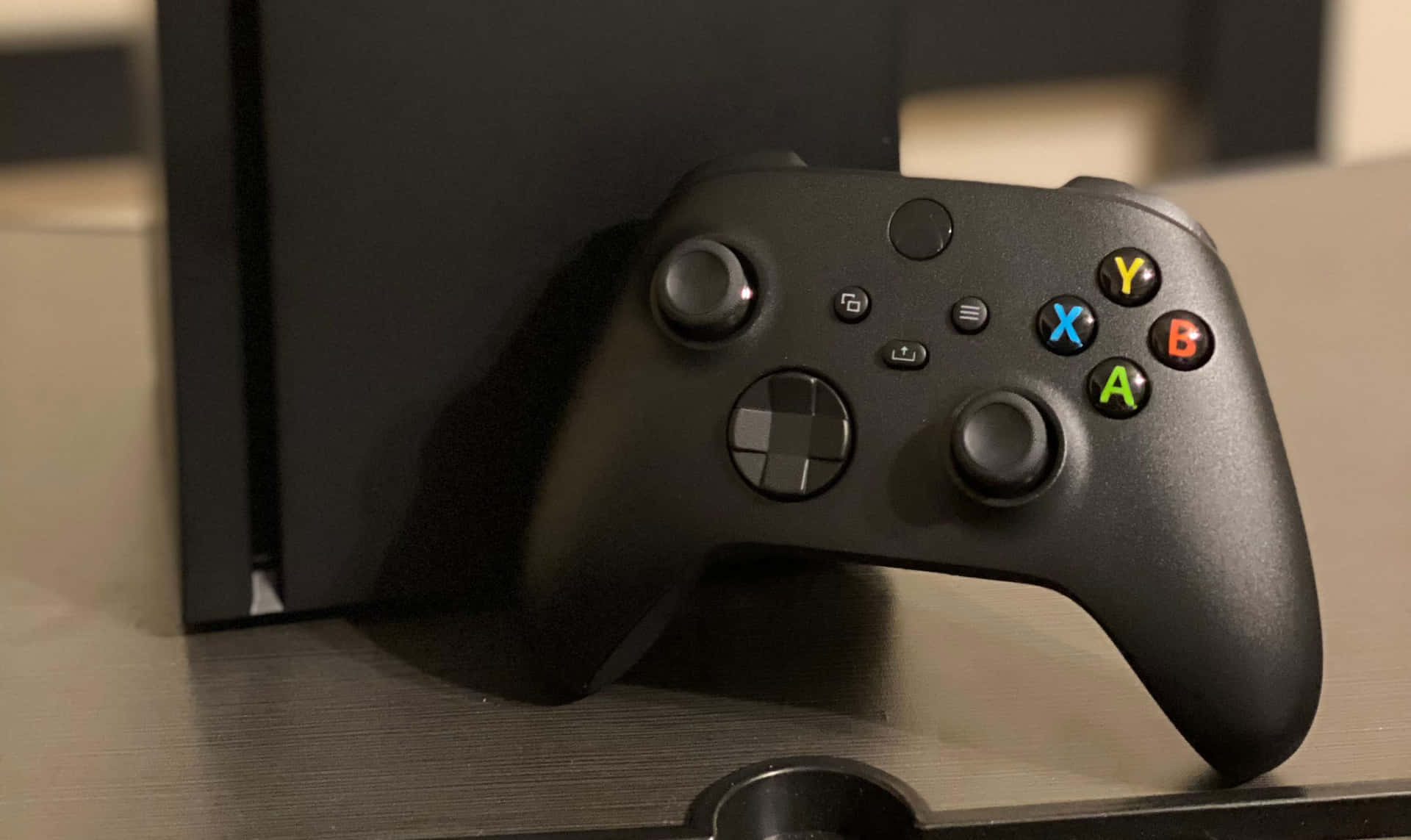 Unaconsole Xbox One Nera È Posizionata Su Un Tavolo.