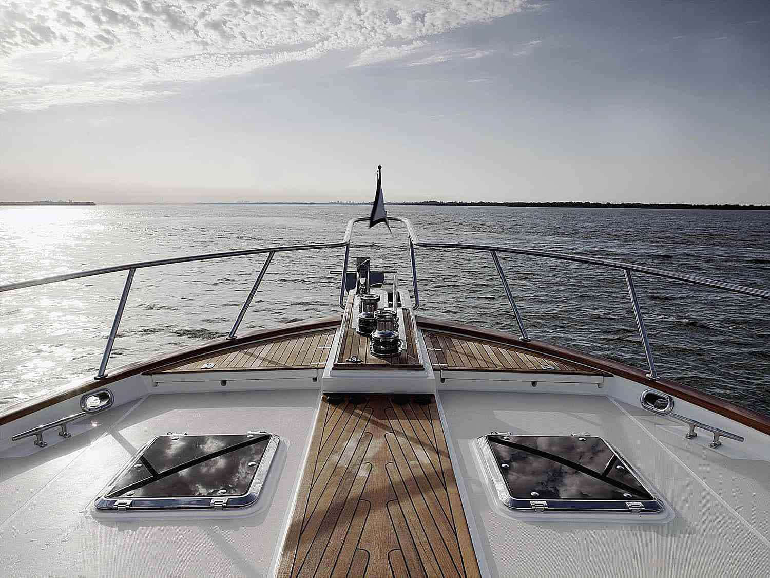 Vue De La Proue D'un Yacht Sur L'eau Ouverte Fond d'écran