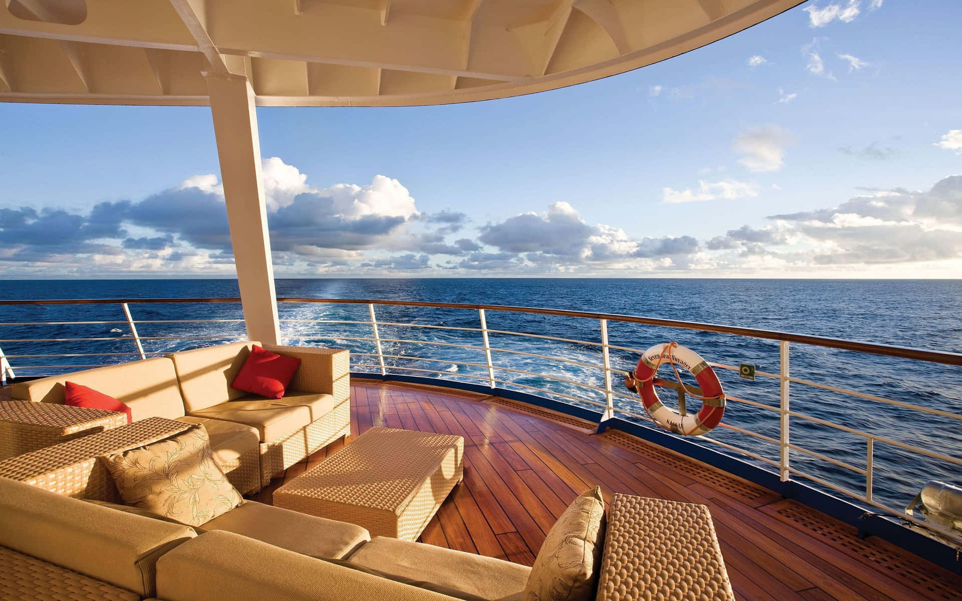 Explore the Open Seas in a Luxurious Yacht