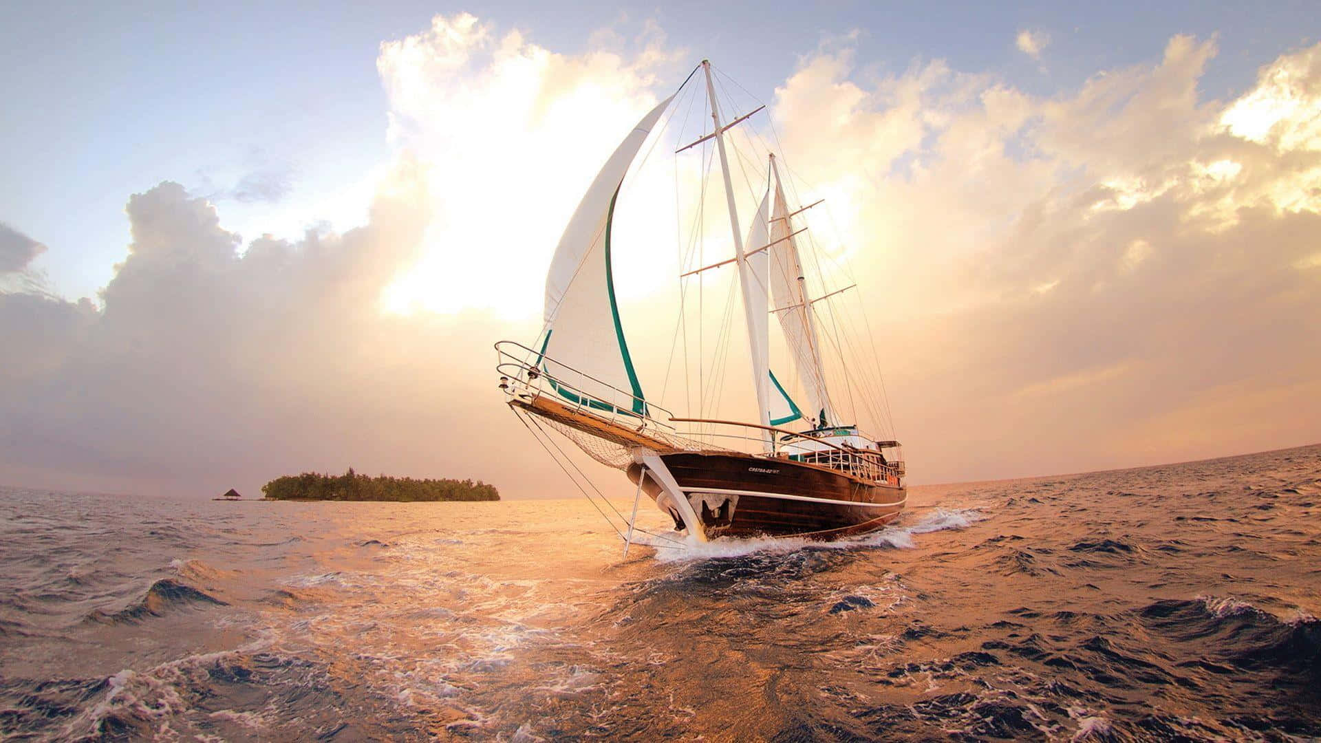Einsegelboot Segelt Im Ozean, Mit Einem Sonnenuntergang Im Hintergrund.
