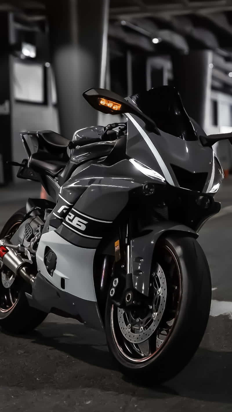 Yamaha R6 Sportfiets In Donkere Garage Achtergrond