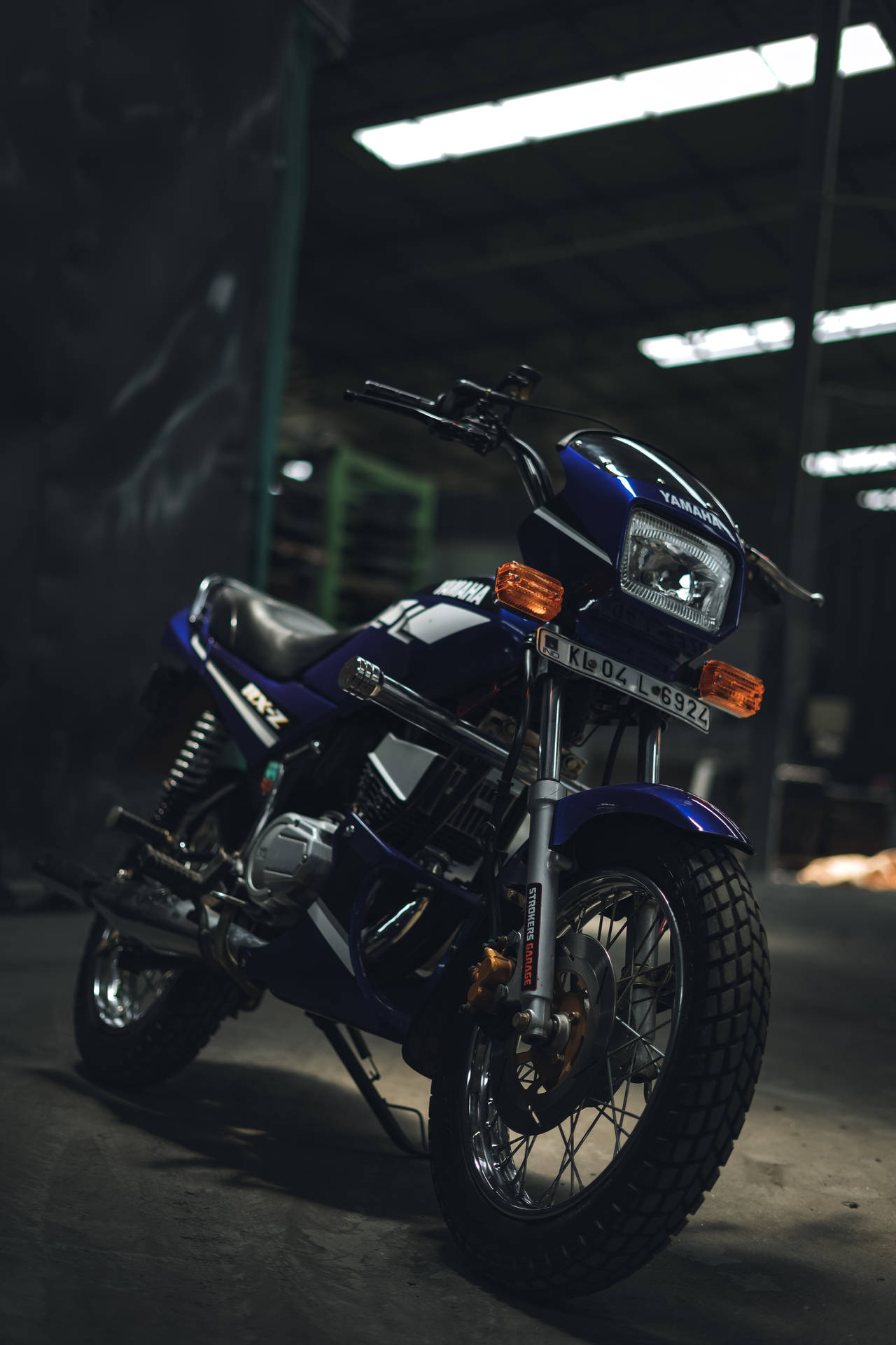 Yamaha RX100 sort og blå design tapet Wallpaper