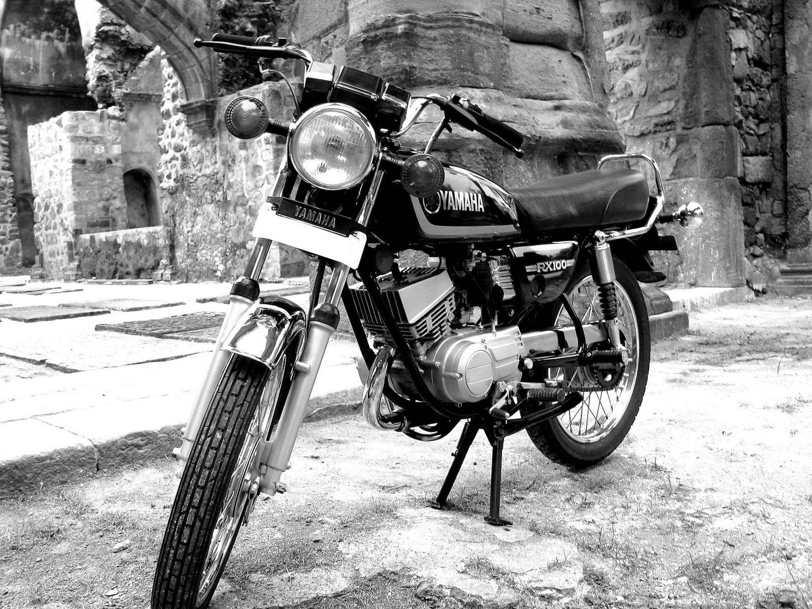 Motocicletayamaha Rx100 Preta E Branca. Papel de Parede
