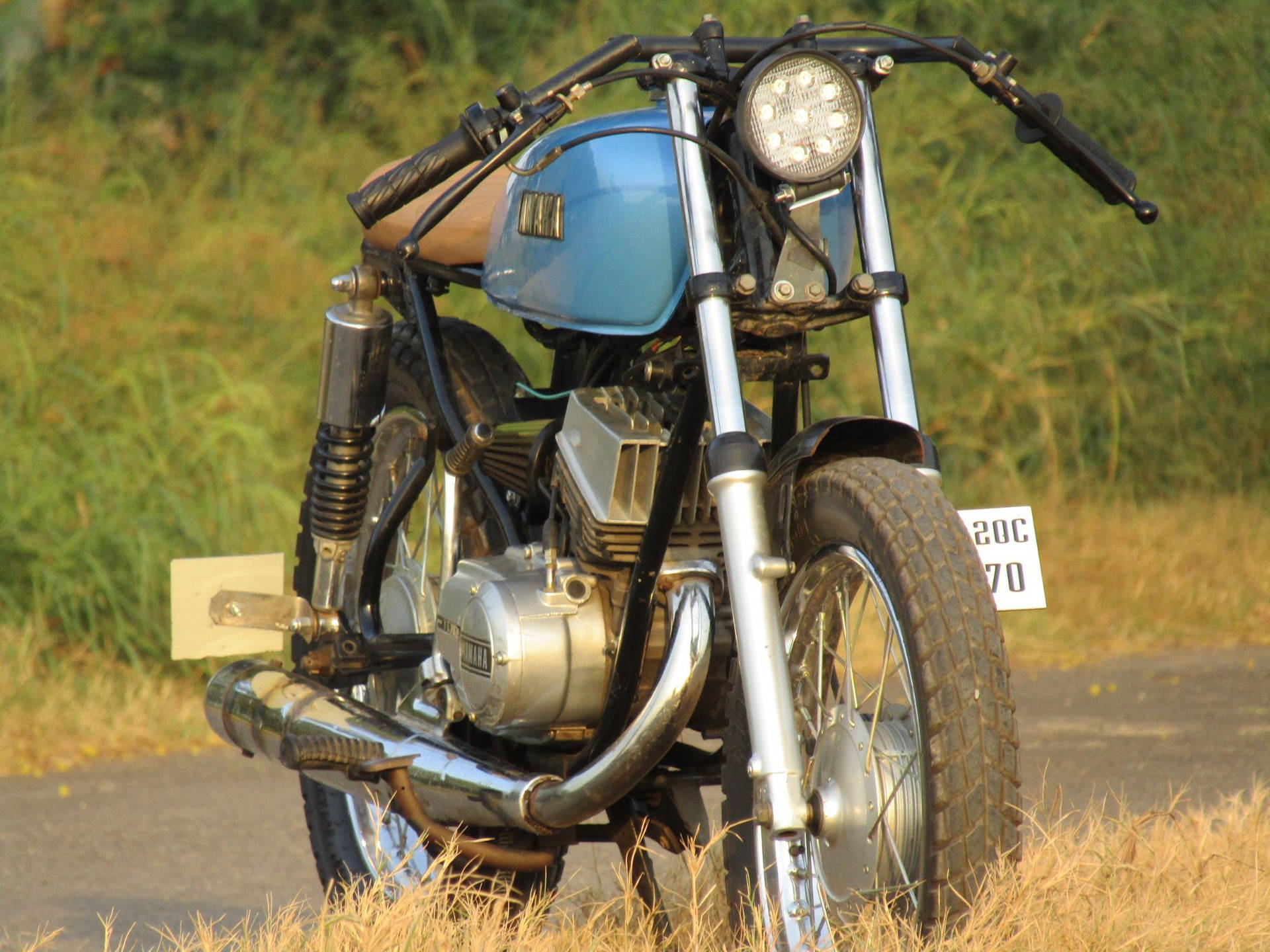 Yamaharx100 Motocicleta Modificada Fondo de pantalla