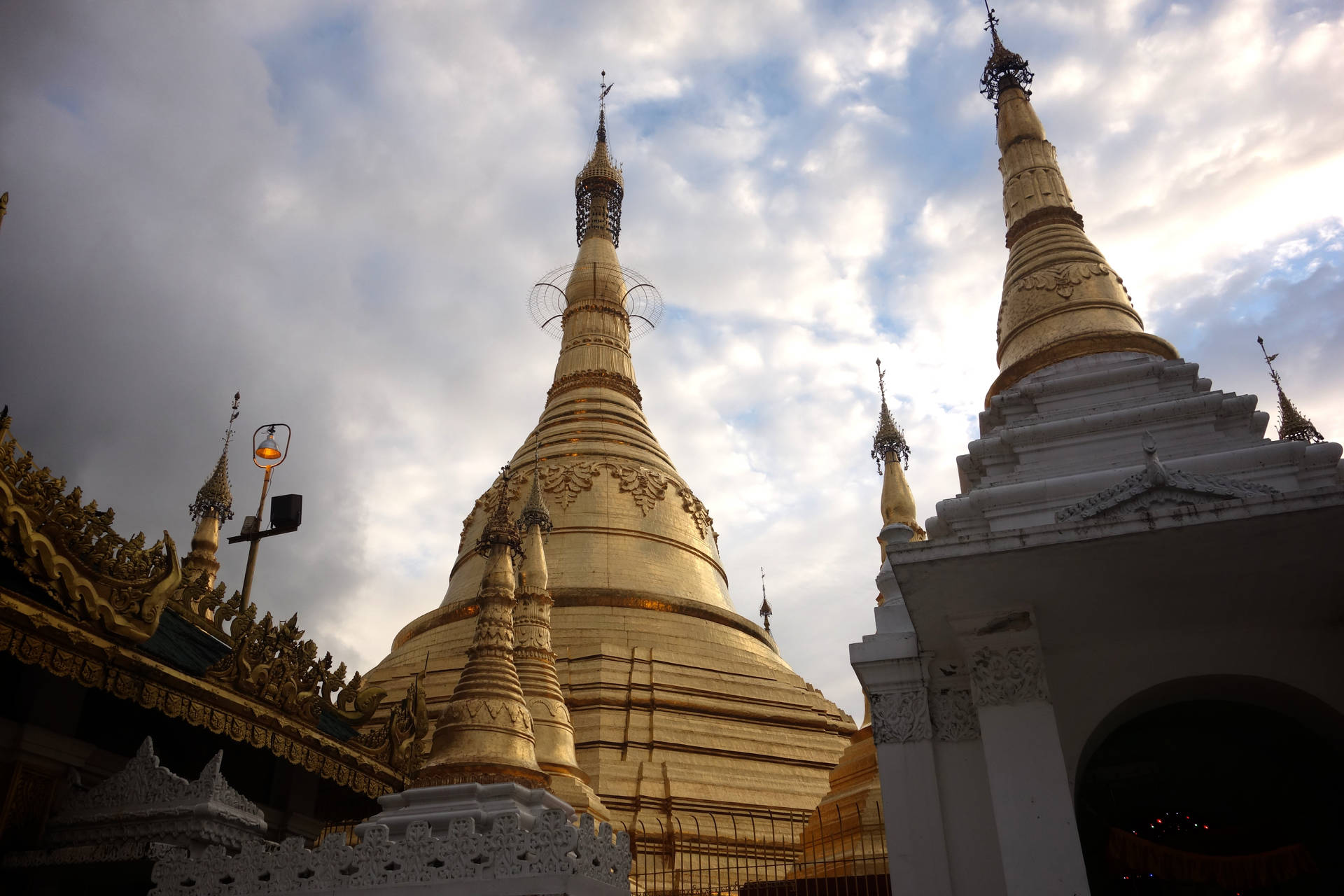 Yangon City Guld Pagodas Tapet: Se Yangon by berømte guldpagoder lige foran dig. Wallpaper