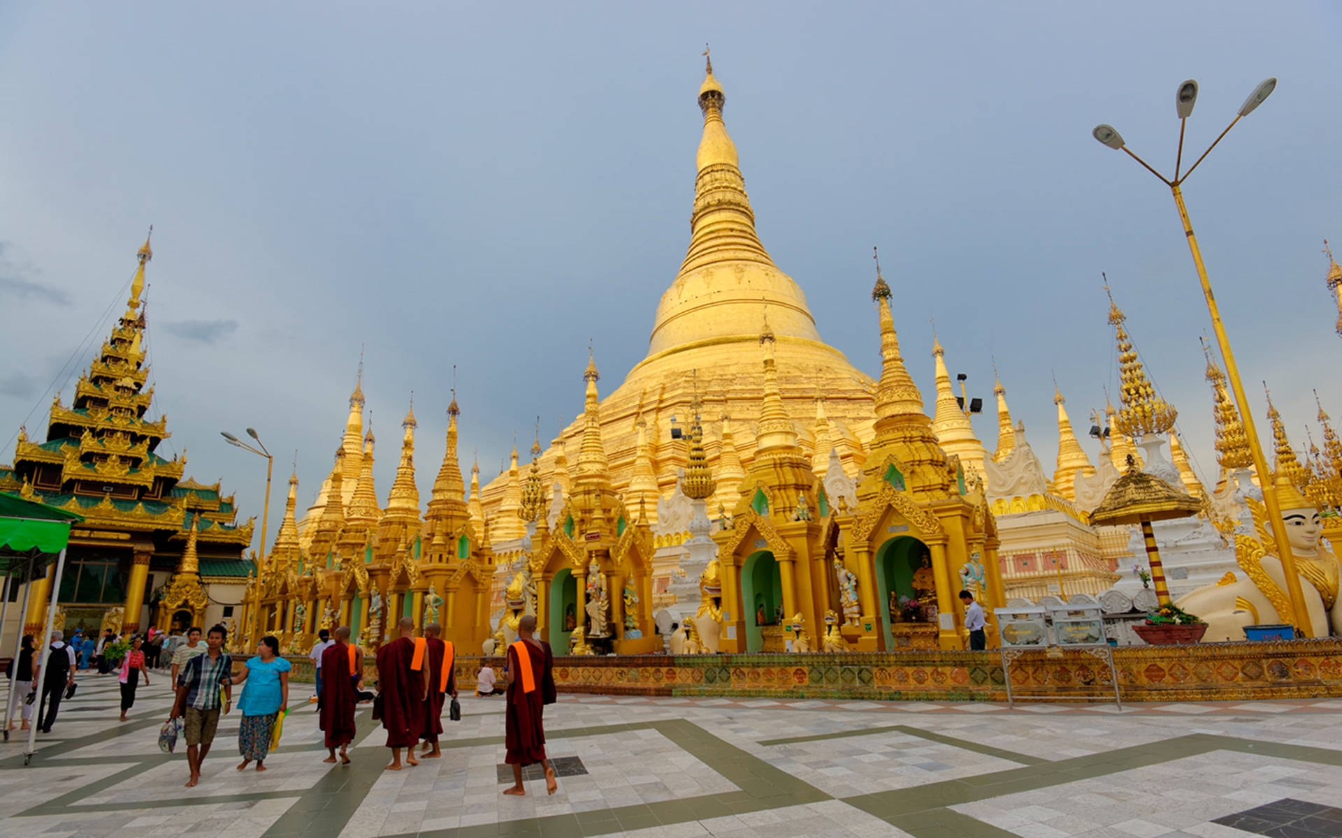 Dia Nublado Em Yangon Papel De Parede Shwedagon Pagoda. Papel de Parede