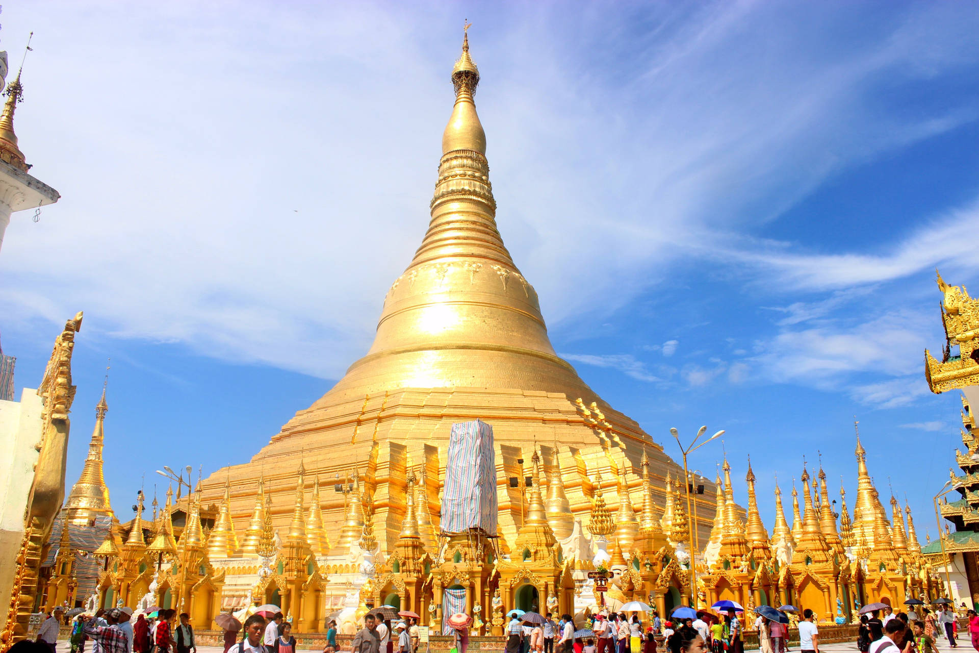 Centrode La Pagoda Dorada De Yangón. Fondo de pantalla