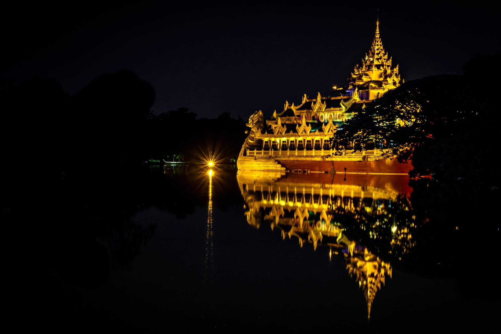 Nyd en fantastisk udsigt over Yangon Karaweik Palads om aftenen med dette tapet. Wallpaper