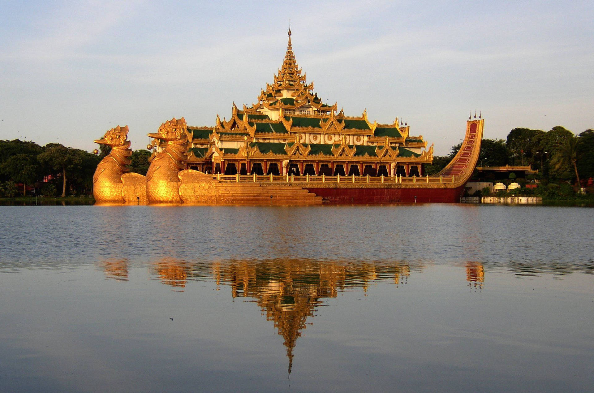 Reflejodel Palacio Karaweik De Yangón Fondo de pantalla