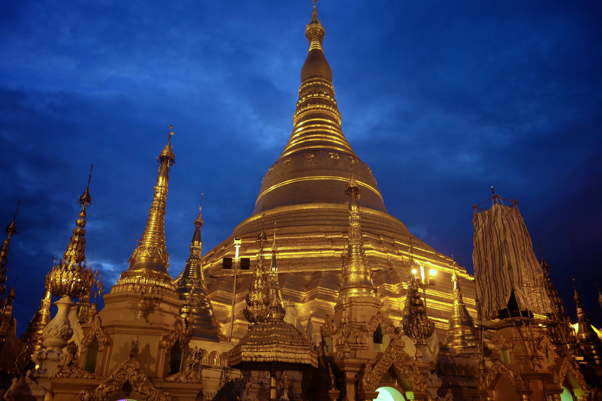 Pôr Do Sol No Shwedagon De Yangon. Papel de Parede