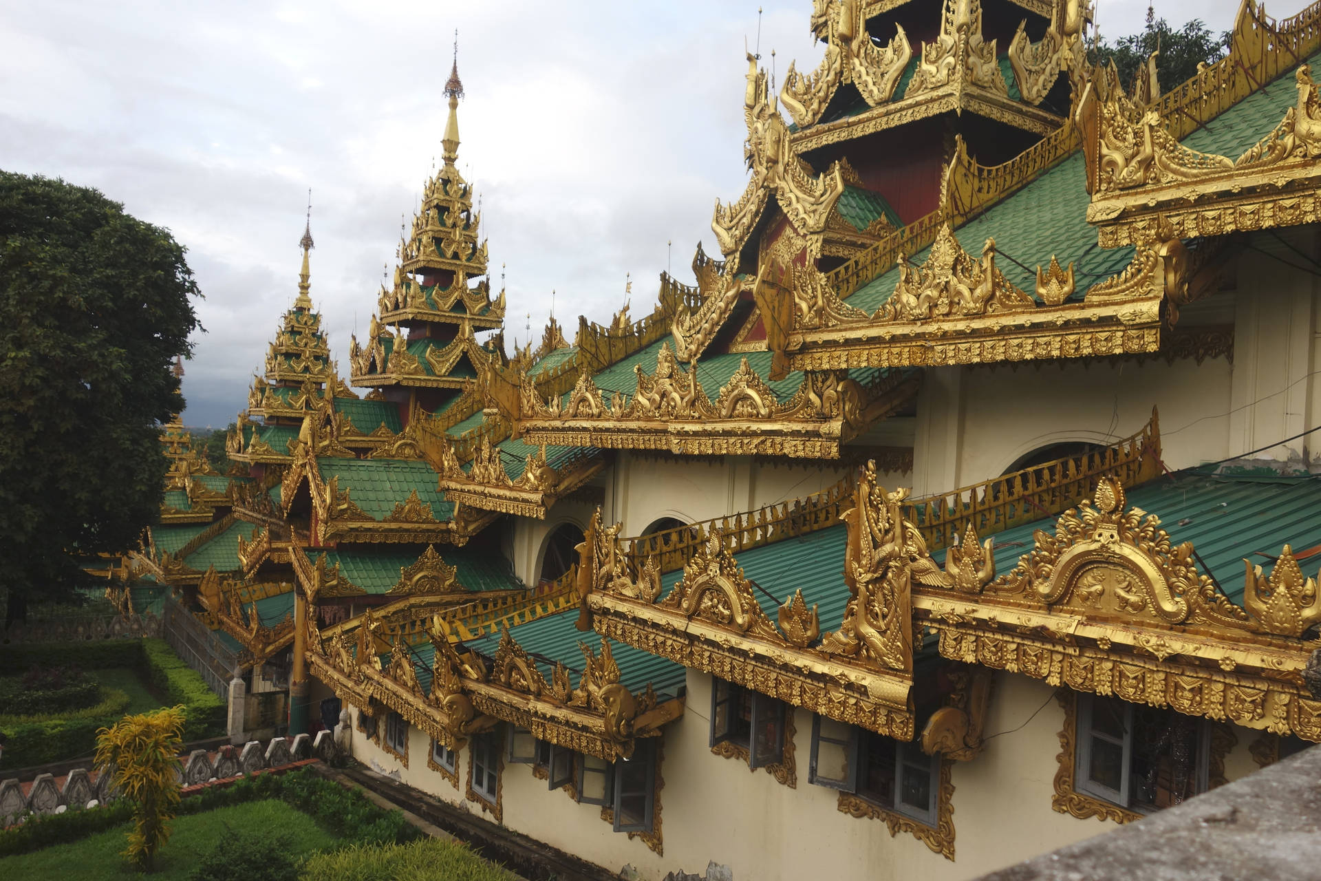 Yangon Temple Grøn Guld Wallpaper