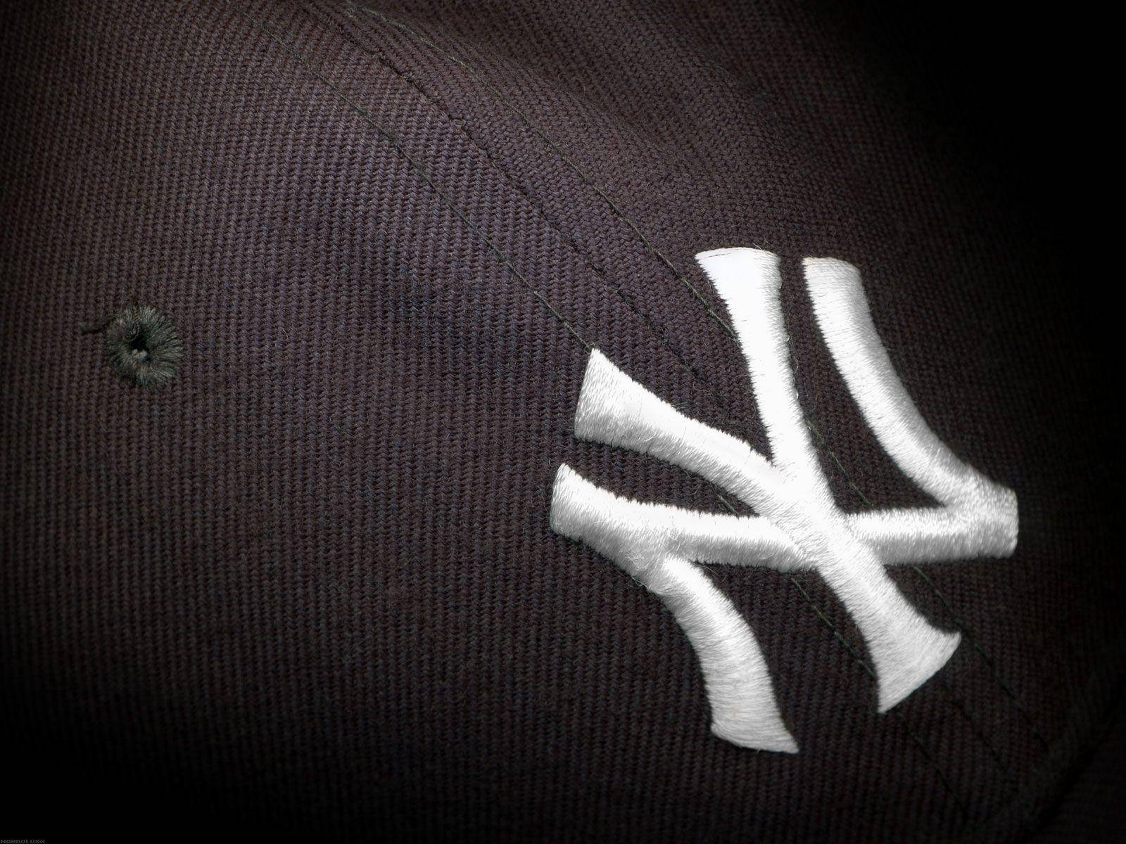 Cappellonero Dei Yankees Con Logo Di Ny Sfondo