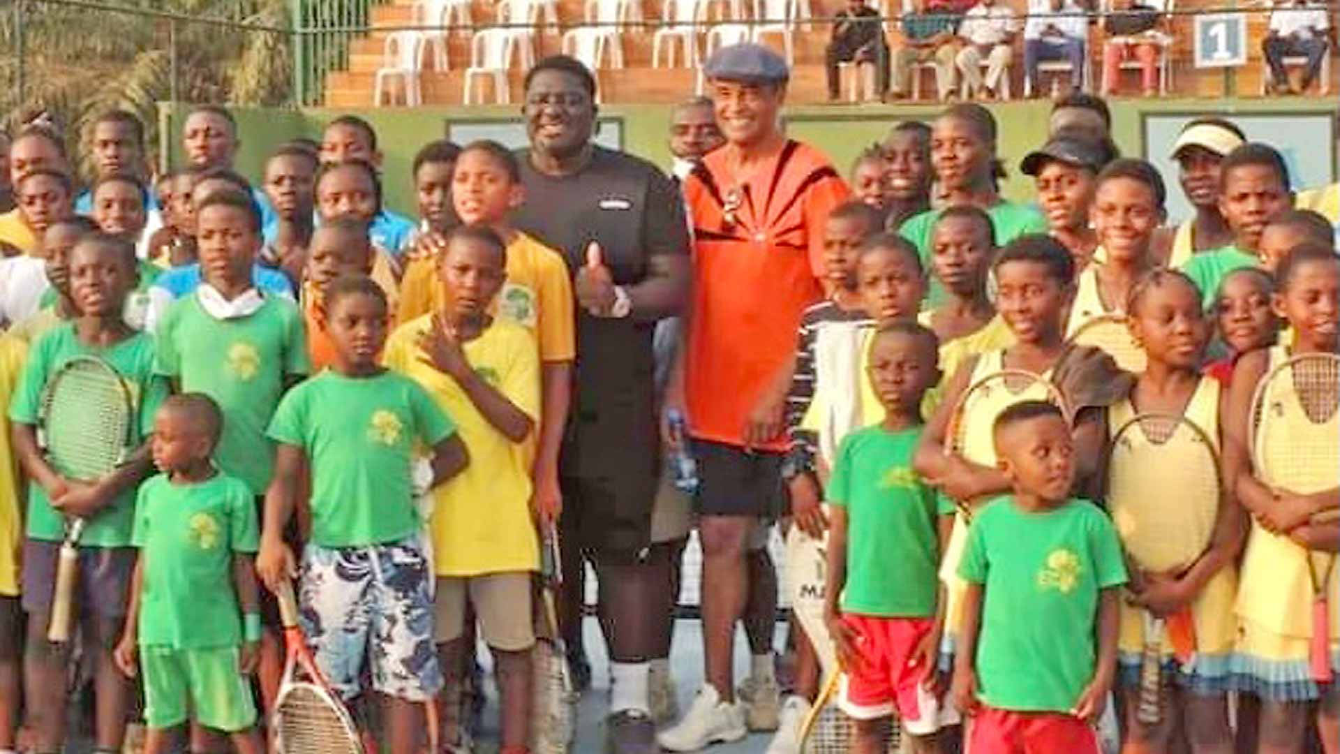 Yannicknoah Camerún Jugando Al Tenis Con Niños. Fondo de pantalla