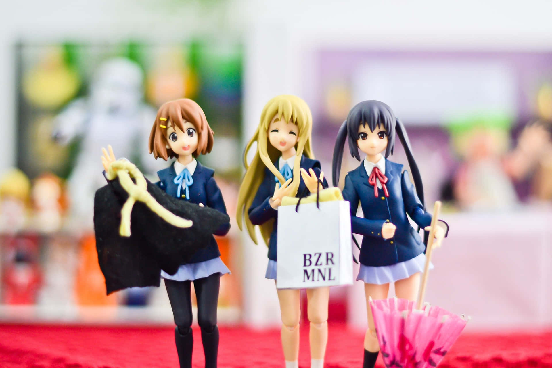 Tre Anime Figur Yard Sale Billede