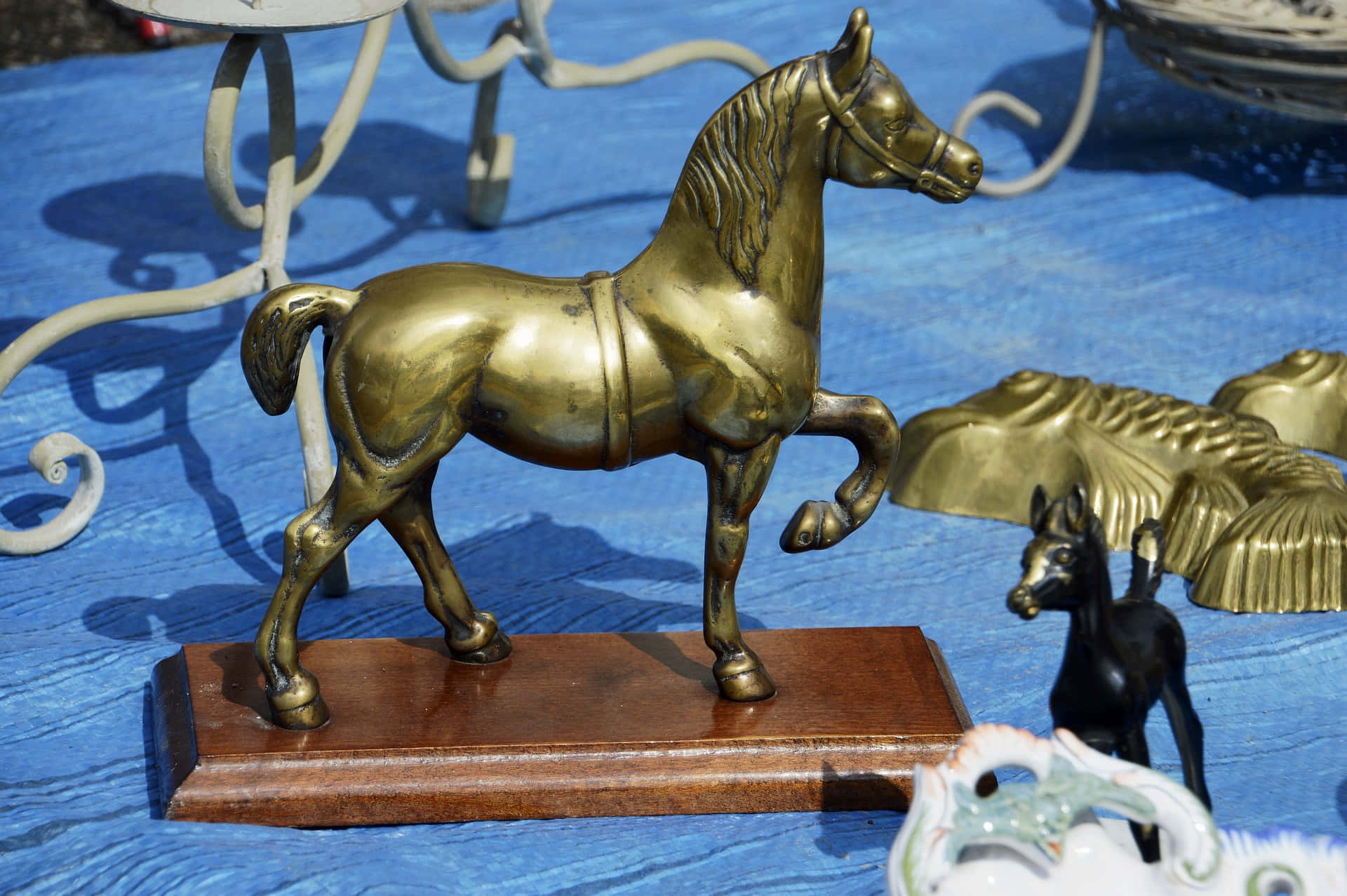 Guld Hest Figur Gårdsalg Billede Tapet