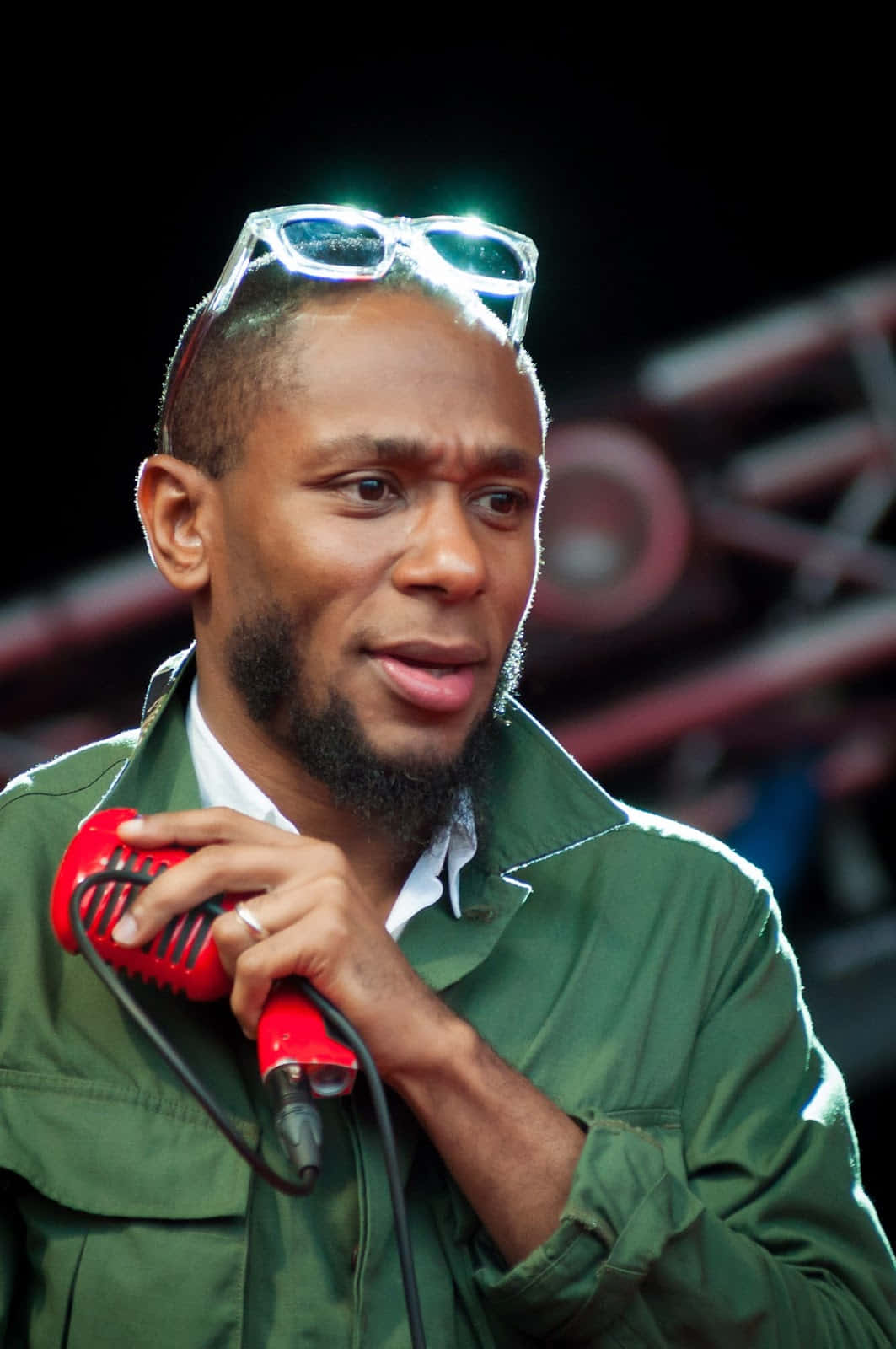 Insightful Portrait of Yasiin Bey Wallpaper