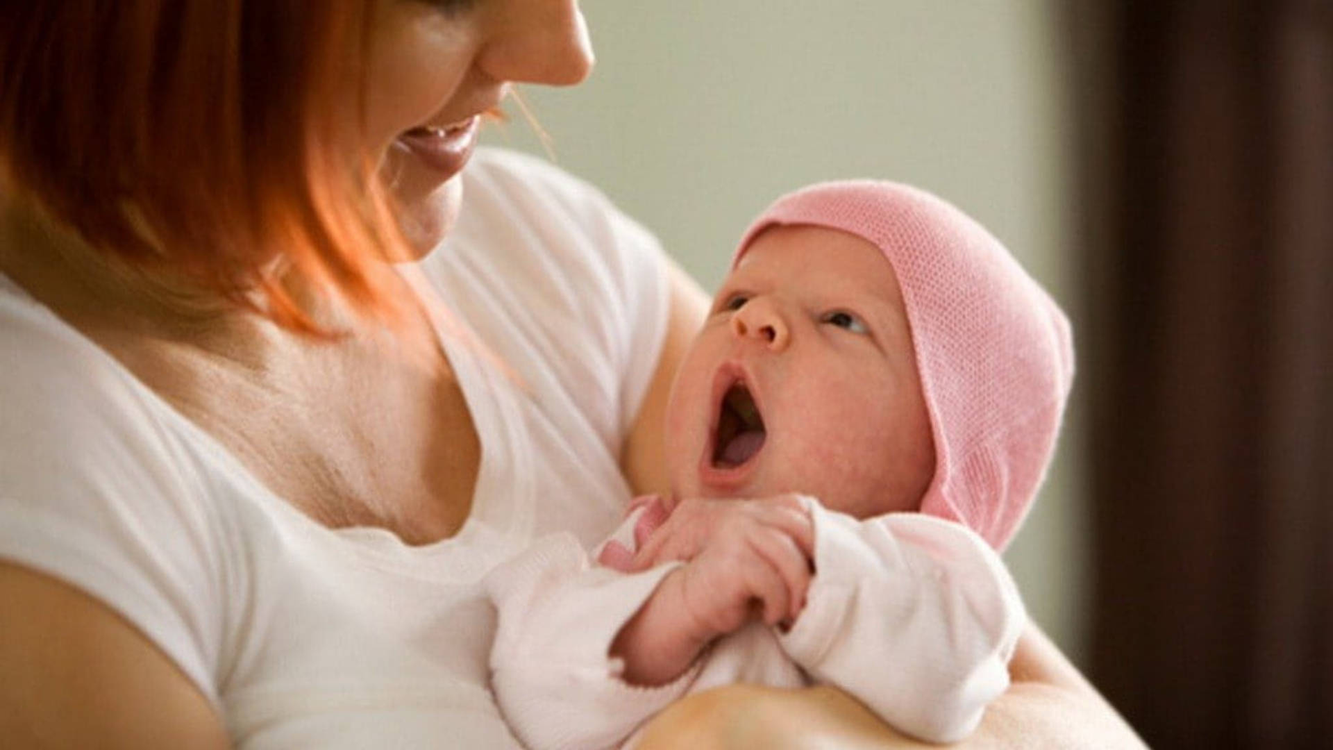 Amorde Bebê Bocejando Com A Mãe. Papel de Parede