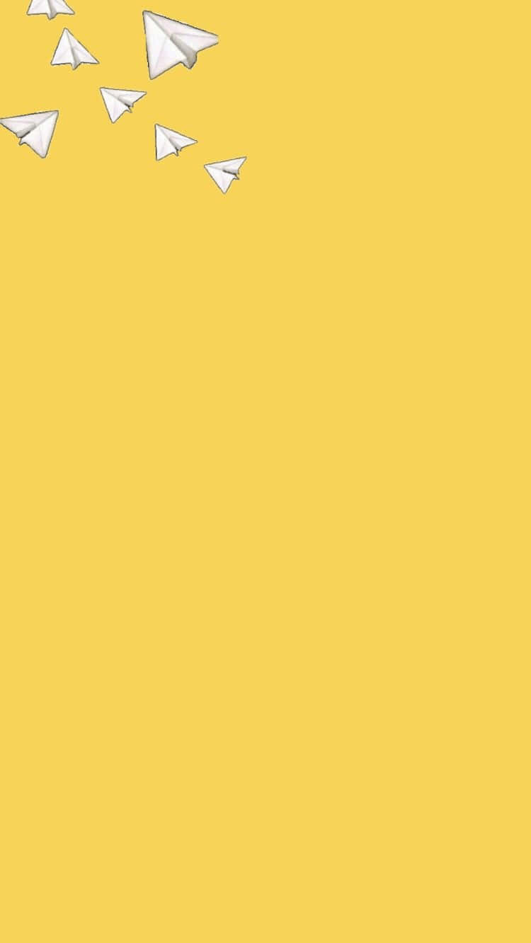 Ästhetischesiphone Mit Einem Leuchtend Gelben Hintergrund Wallpaper