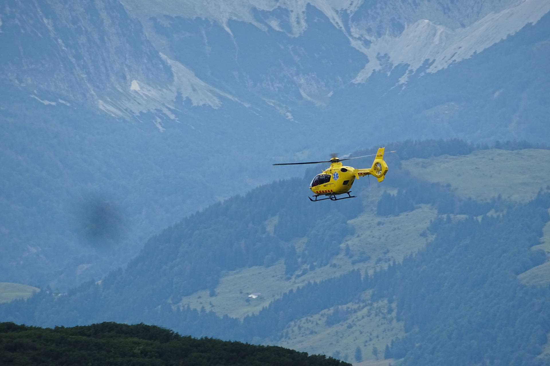 Gelberund Schwarzer Hubschrauber In 4k Wallpaper