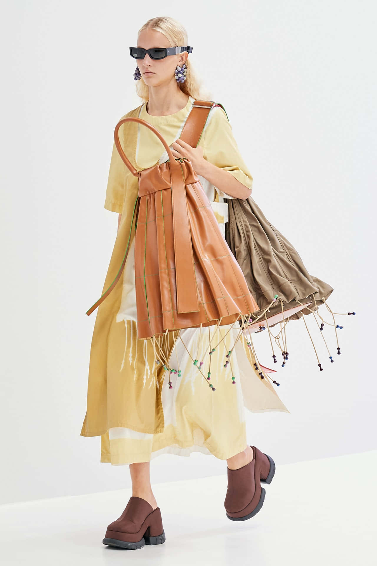 Yellow And Brown-outfit Sunnei Spring 2020 Collection Wallpaper