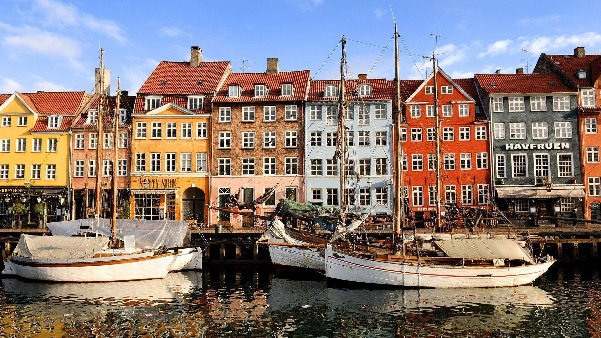 Edificiogiallo E Arancione Di Copenhagen Sfondo
