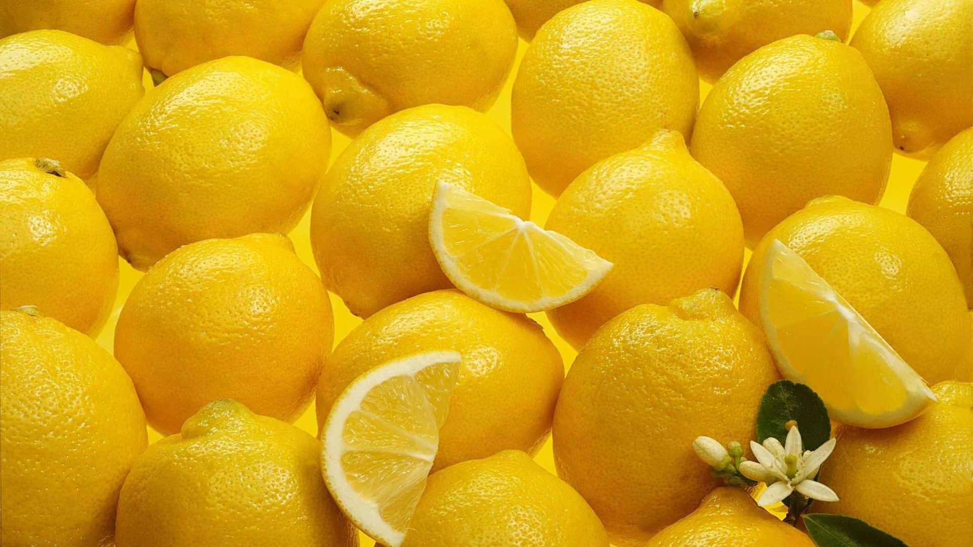 Montónde Limones En Un Fondo Amarillo.