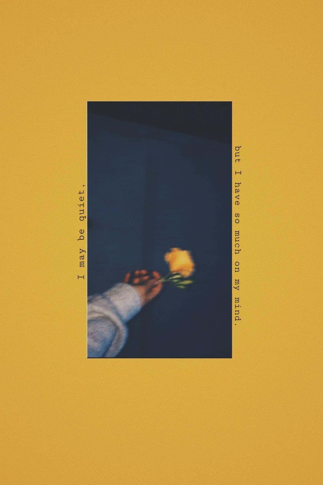 En gul baggrund med en hånd der strækker sig ud mod en blomst Wallpaper