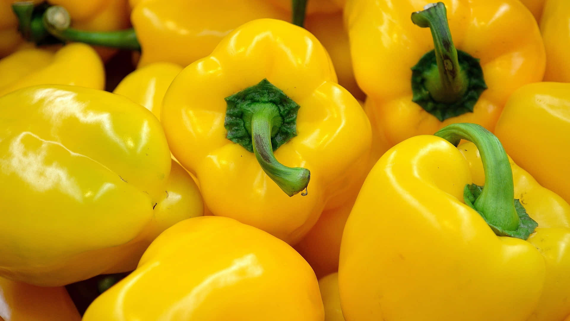 Vibrant Yellow Bell Pepper Close-up Wallpaper