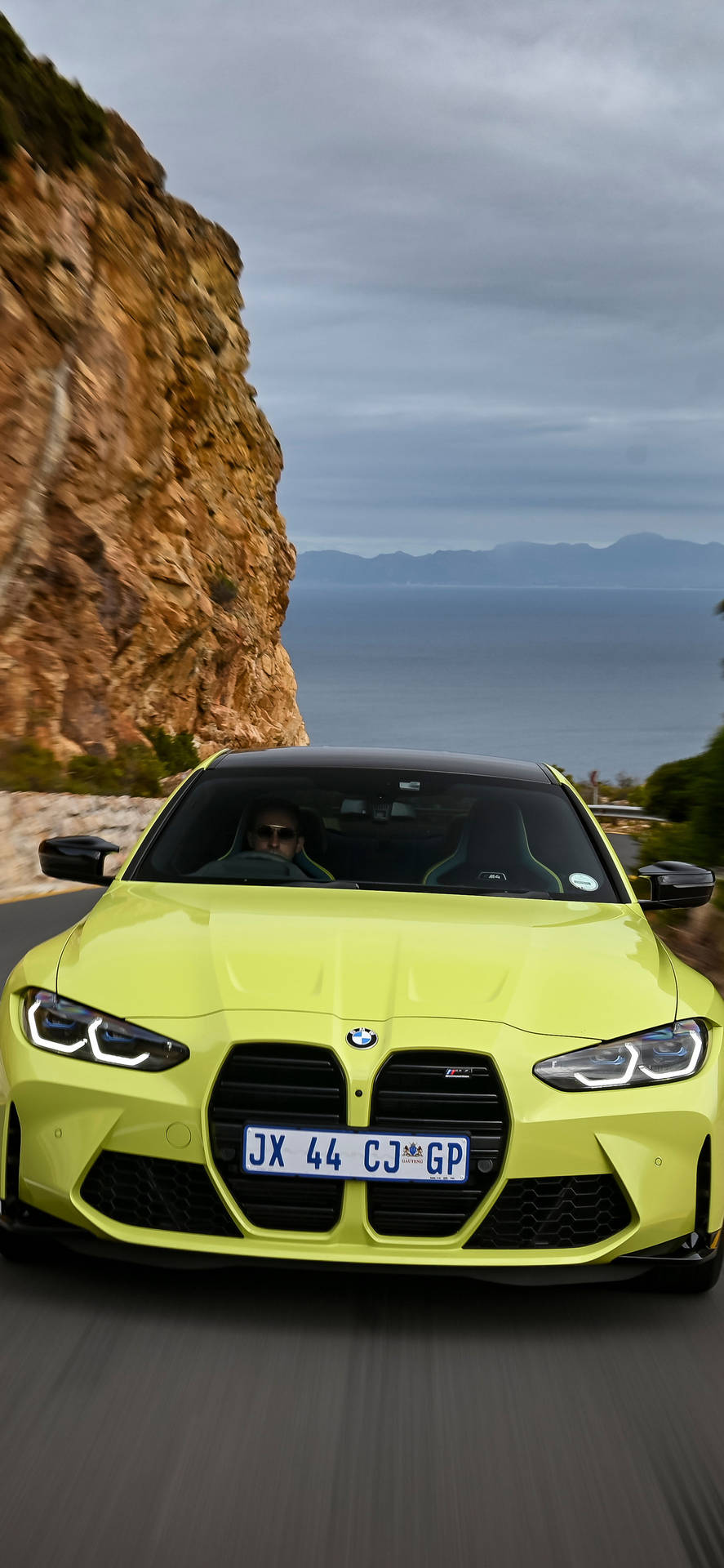 Gul BMW M på en bakkeside vejscene Wallpaper