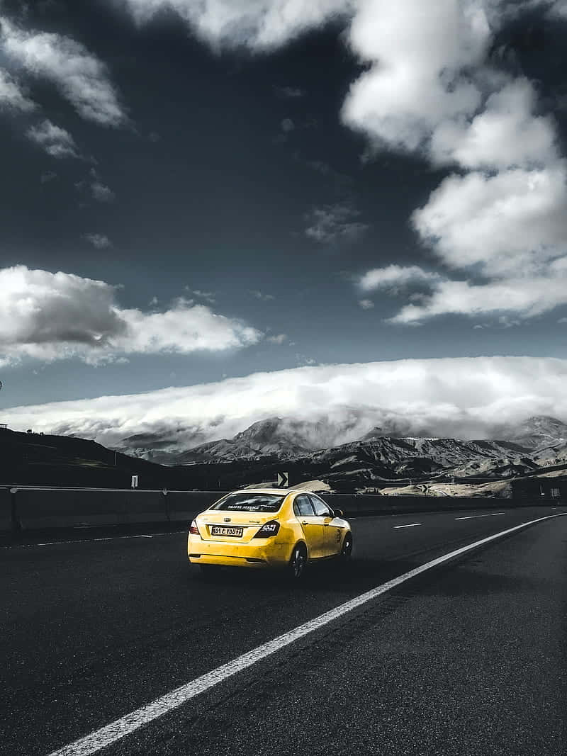 Voiture Jaune Paysage Montagneux Fond d'écran