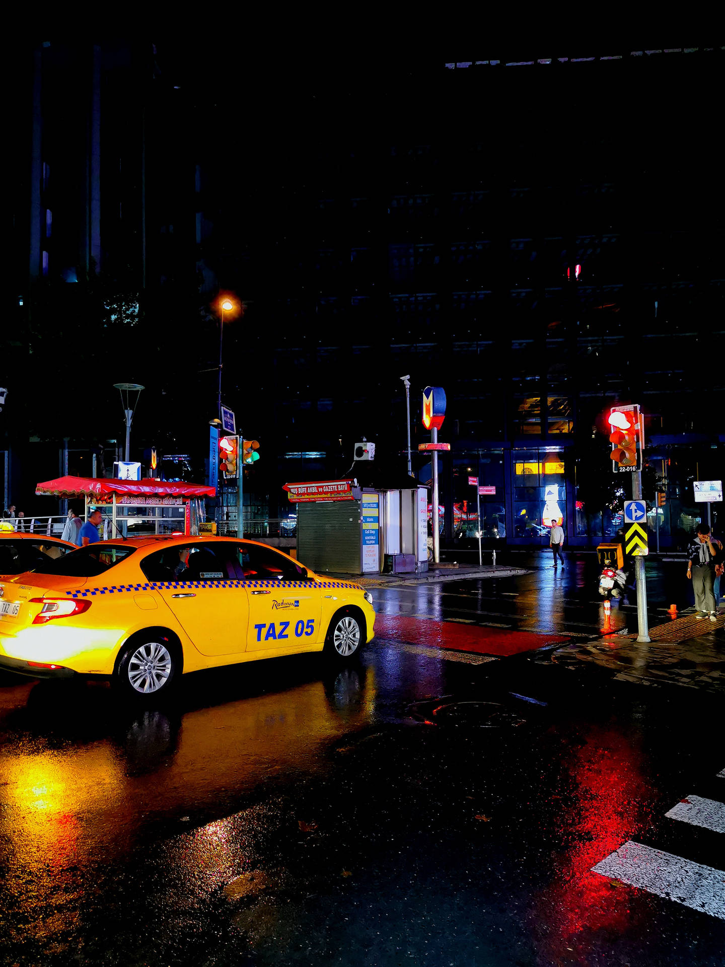 Gelbesauto Auf Nasser Straße Ios 7 Wallpaper