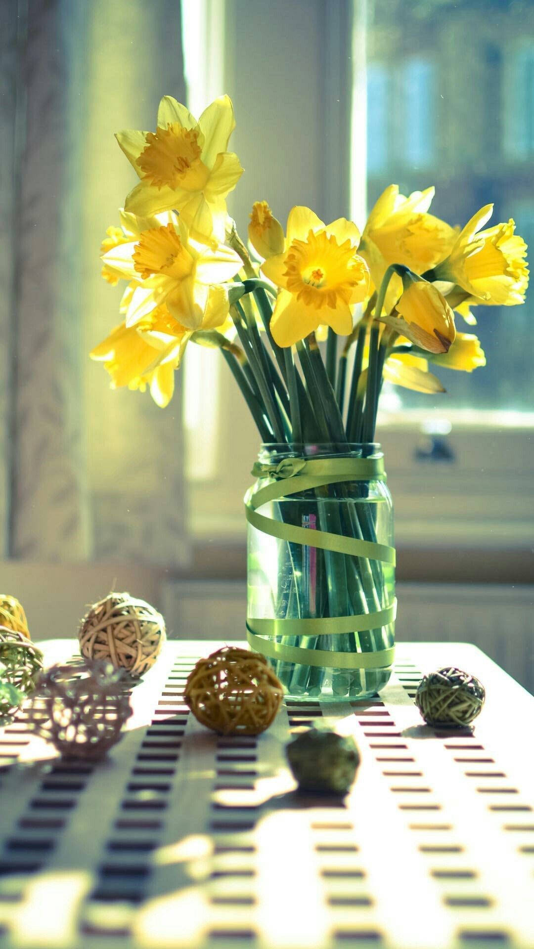 "Elegant Yellow Daffodils in a Clear Glass Vase" Wallpaper