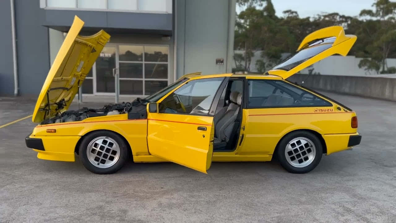 Isuzu Impulse Kuning Kap Dan Pintu Terbuka Wallpaper