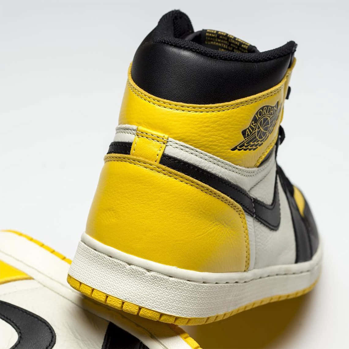 Hop ind i stil med denne signatur gule Jordan fodtøj! Wallpaper