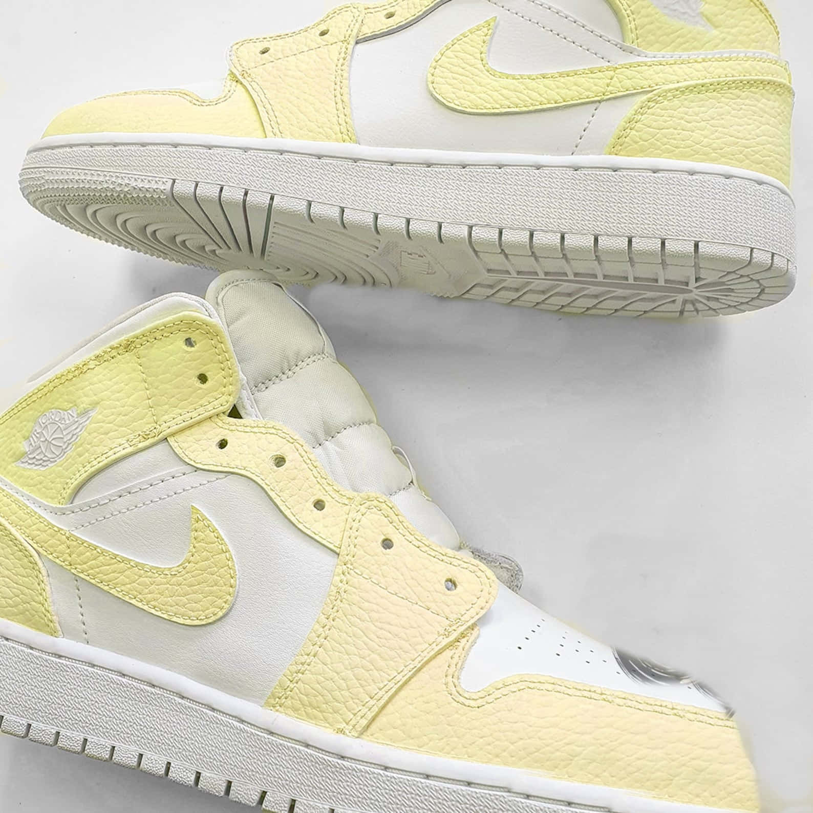 Vis din stil i de gule Jordan-sko med farver, som vil lysne enhver dag op. Wallpaper