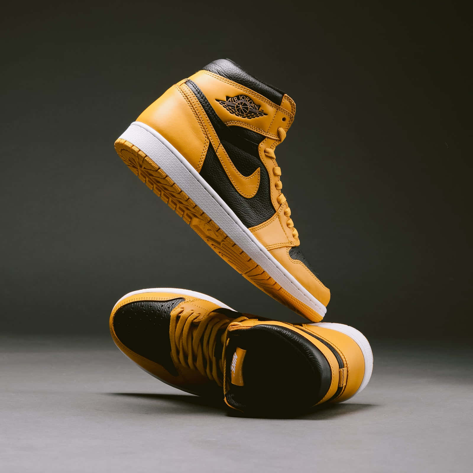 Download Nike Air Jordan 1 Retro High Og 'gold' Wallpaper | Wallpapers.com