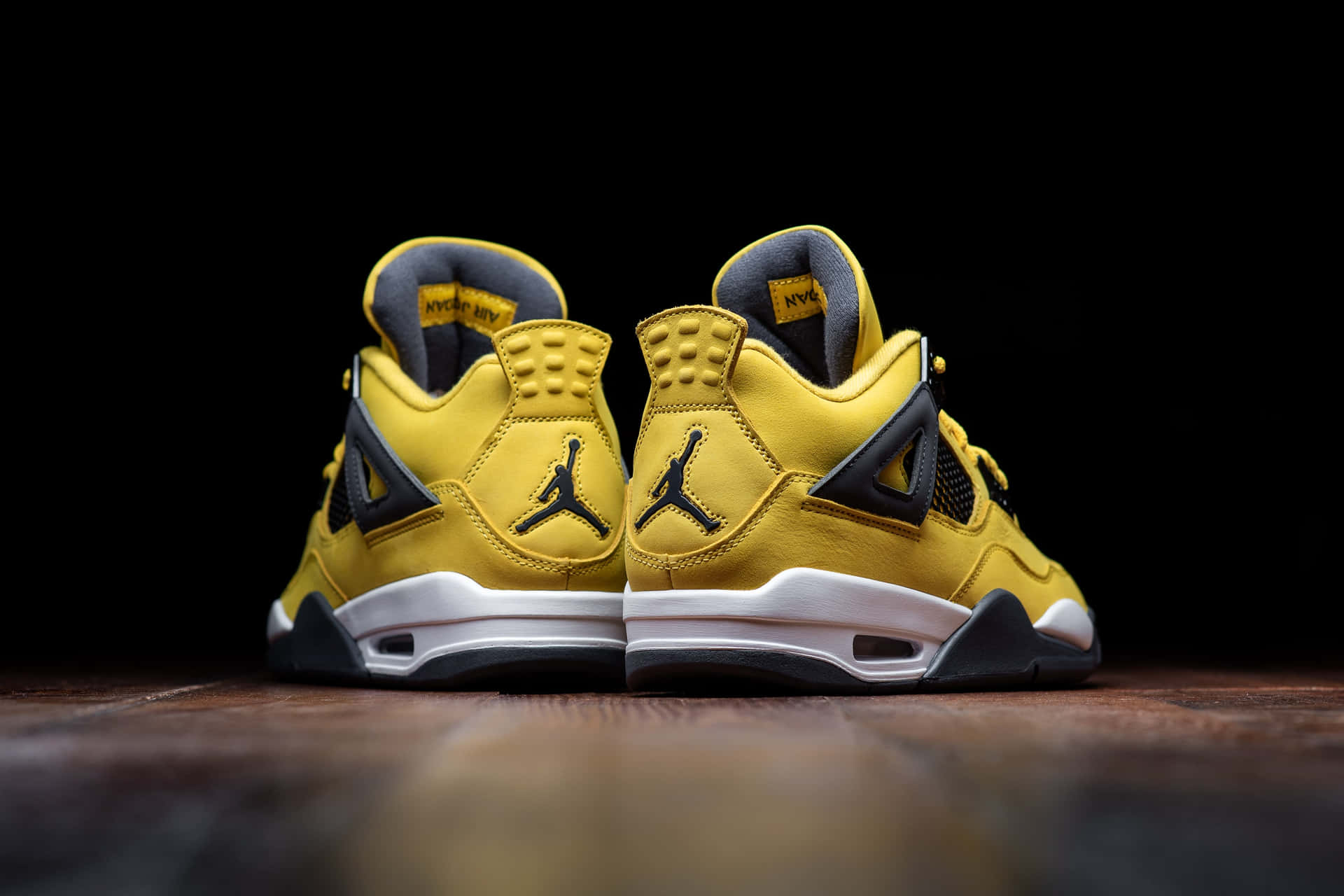 Billede Lyst op din gade stil med disse lyse gule Jordan Sneakers Wallpaper