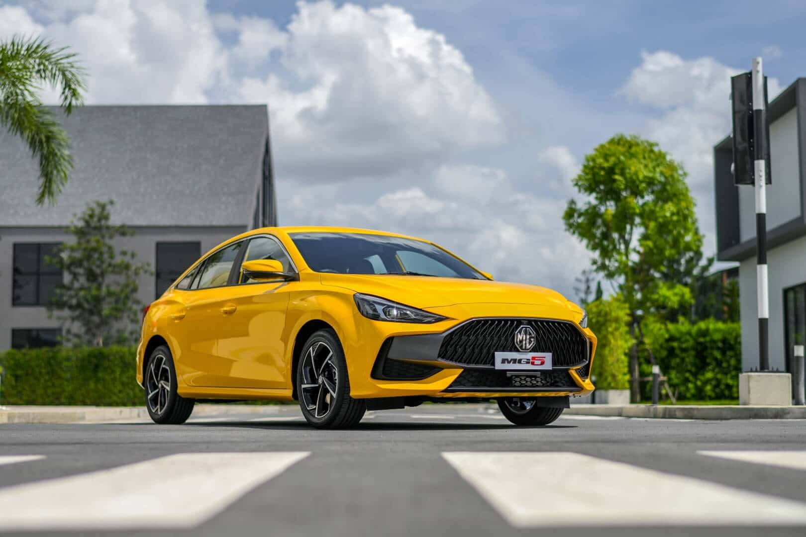 Berline M G5 Jaune Garée En Plein Air Fond d'écran