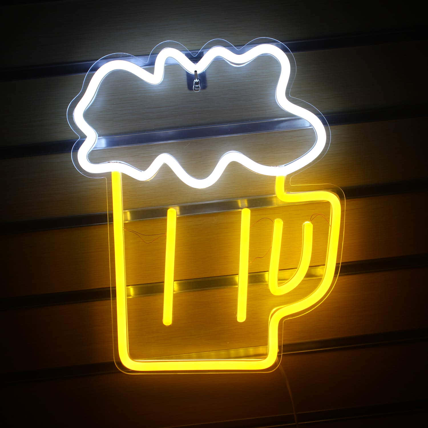 Et neon skilt med en ølkrus på det. Wallpaper