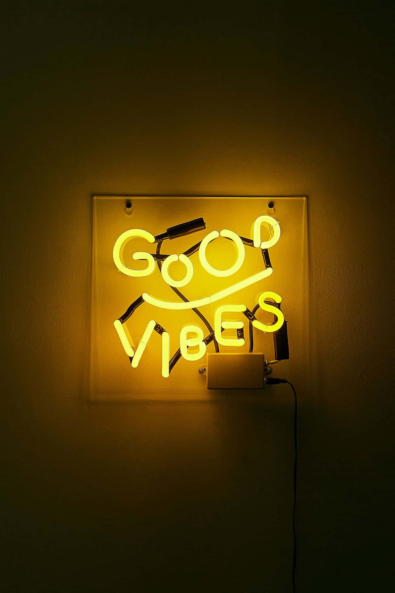 Et neon skilt der siger gode vibrationer Wallpaper