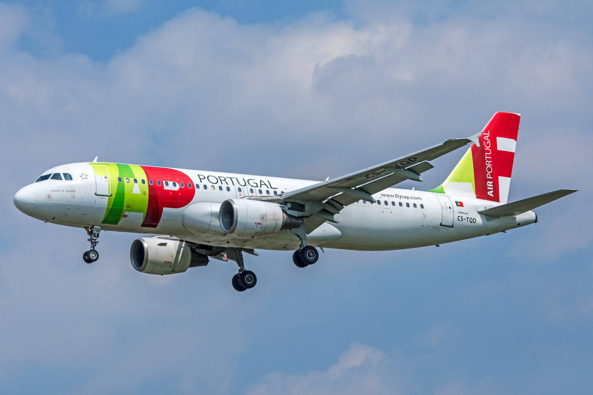 Gelbrotes Tap Portugal Flugzeug Wallpaper